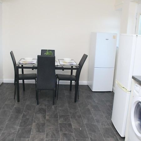 איילסברי Contractor'S Haven- 4-Bedroom House With Free Parking, Super Fast Wifi, Fran Properties In Aylesbury, Pets Are Welcome! מראה חיצוני תמונה