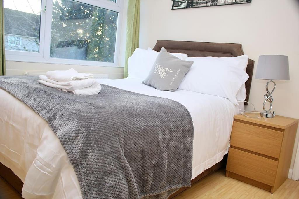 איילסברי Contractor'S Haven- 4-Bedroom House With Free Parking, Super Fast Wifi, Fran Properties In Aylesbury, Pets Are Welcome! מראה חיצוני תמונה