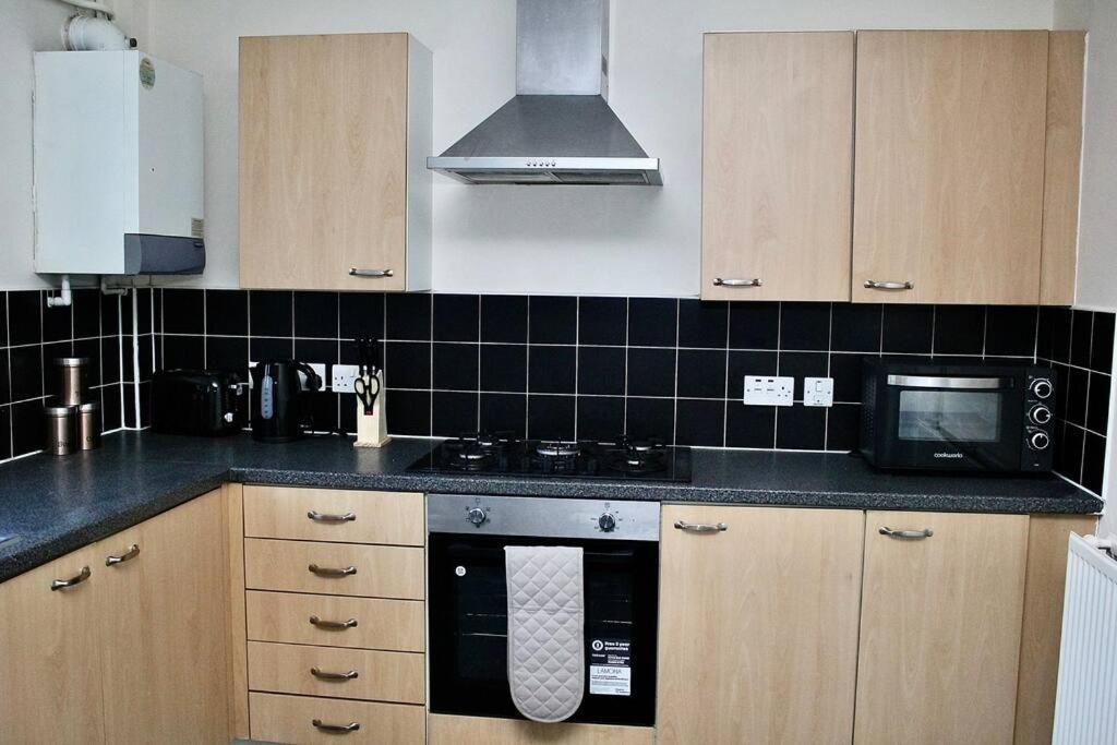 איילסברי Contractor'S Haven- 4-Bedroom House With Free Parking, Super Fast Wifi, Fran Properties In Aylesbury, Pets Are Welcome! מראה חיצוני תמונה