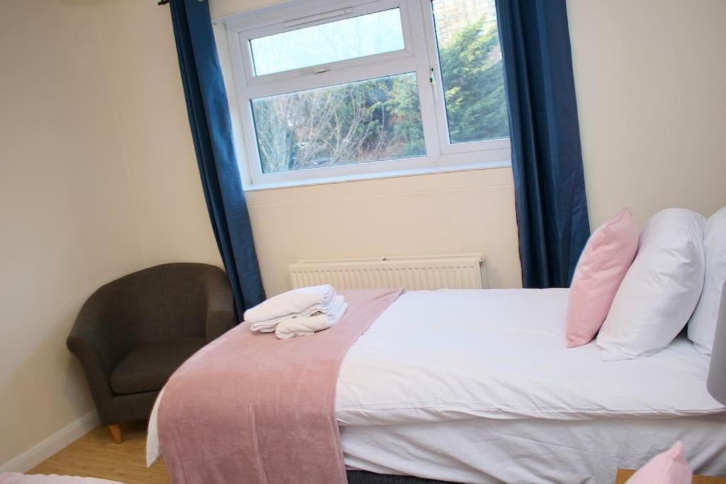 איילסברי Contractor'S Haven- 4-Bedroom House With Free Parking, Super Fast Wifi, Fran Properties In Aylesbury, Pets Are Welcome! מראה חיצוני תמונה