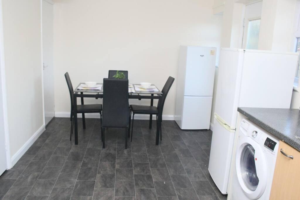 איילסברי Contractor'S Haven- 4-Bedroom House With Free Parking, Super Fast Wifi, Fran Properties In Aylesbury, Pets Are Welcome! מראה חיצוני תמונה