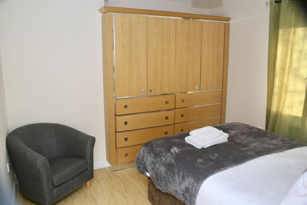 איילסברי Contractor'S Haven- 4-Bedroom House With Free Parking, Super Fast Wifi, Fran Properties In Aylesbury, Pets Are Welcome! מראה חיצוני תמונה