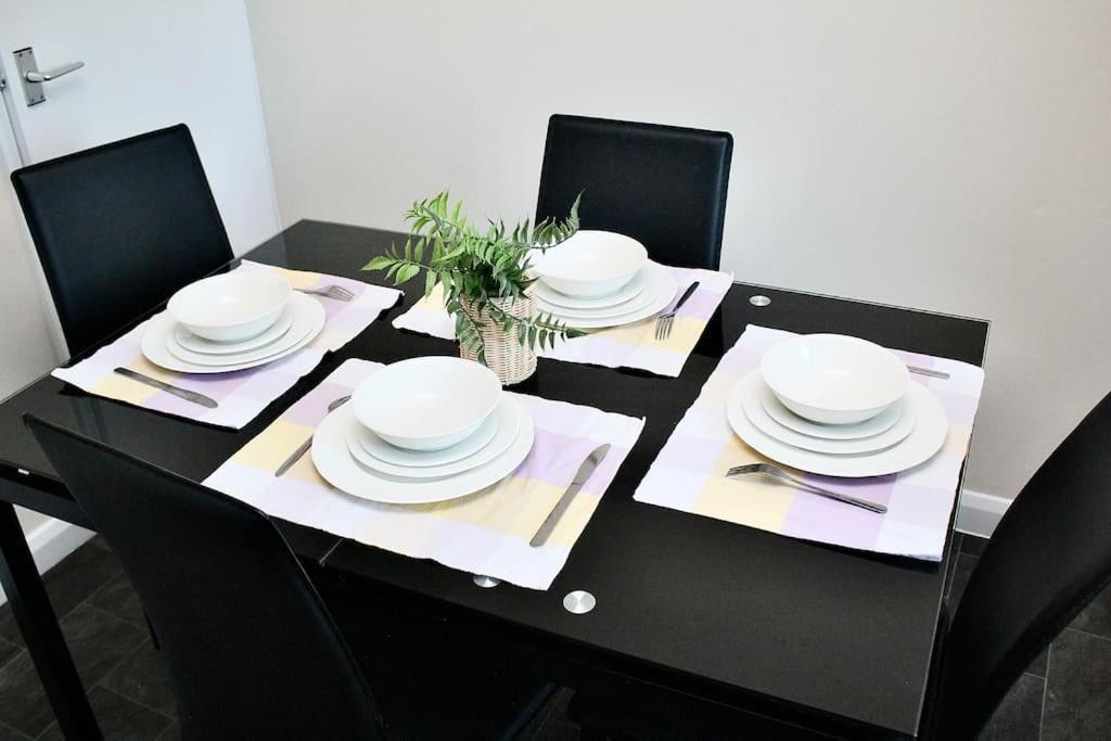 איילסברי Contractor'S Haven- 4-Bedroom House With Free Parking, Super Fast Wifi, Fran Properties In Aylesbury, Pets Are Welcome! מראה חיצוני תמונה