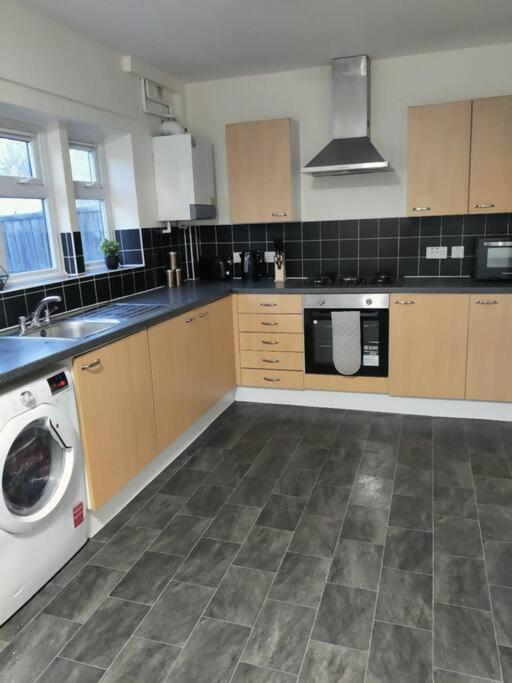 איילסברי Contractor'S Haven- 4-Bedroom House With Free Parking, Super Fast Wifi, Fran Properties In Aylesbury, Pets Are Welcome! מראה חיצוני תמונה